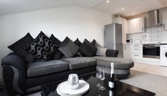 *Spacious 2 Bedroom, 2 Bathroom Flat with Parking*