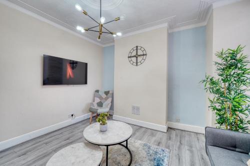 Spacious 2-Bedroom Home in London, Near Transport