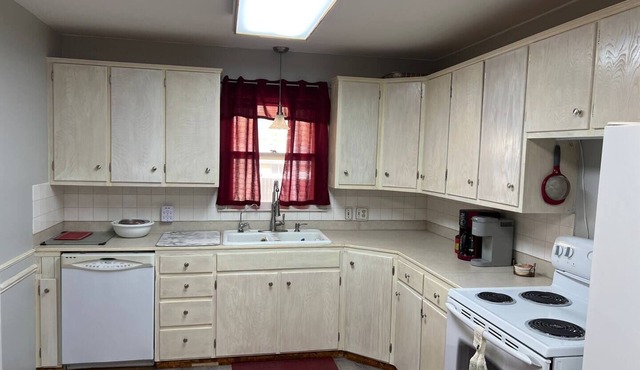 Spacious 2 bedroom home in quiet neighborhood w/ mini workout room