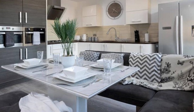 Spacious 2 bedroom house with off road parking