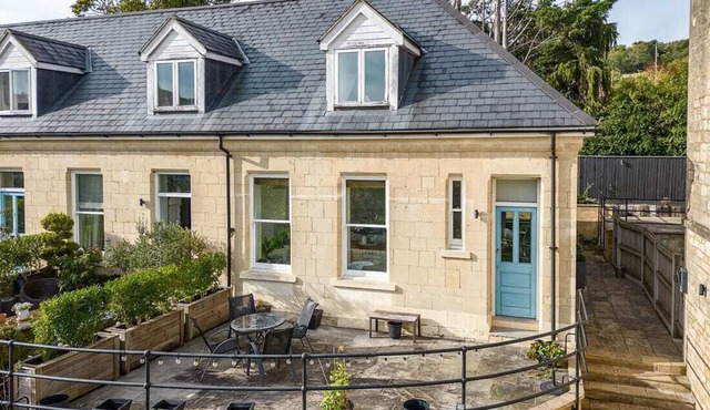 Spacious 2 Bedroom House With Stunning Views!