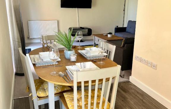 Spacious 2-bedroom house with free parking