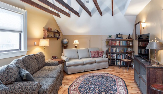 Spacious 2 Bedroom in 1910 Tudor House