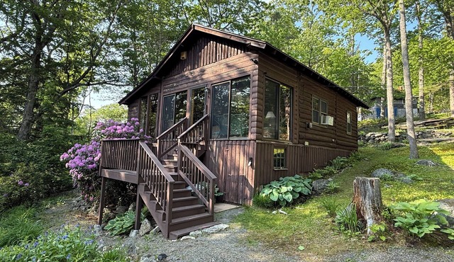 Spacious 2-bedroom log cabin in tranquil Dedham, Maine with AC.