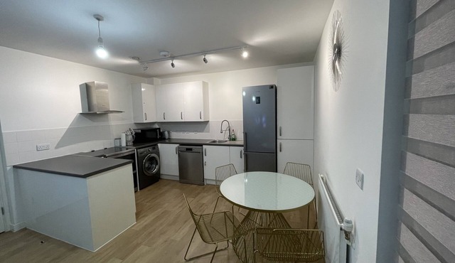 Spacious 2 Bedroom Modern Flat, Parking and Private Balcony 2mins from Station
