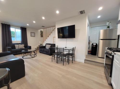 Spacious 2-Bedroom, One and a Half Bath Home in Pico-Robertson Near Beverly Hills and Cedars-Sinai
