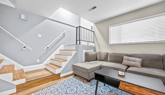 Spacious 2 Bedroom Townhome by StayLage