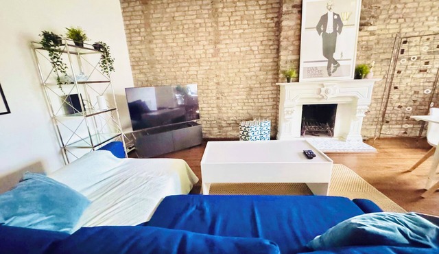 Spacious 2 Bedroom unit with a Free Parking Spot