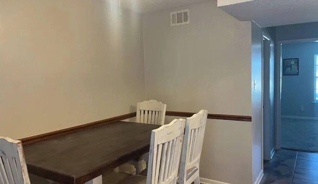 Spacious 2 bedroom End Unit Townhome in Prime location