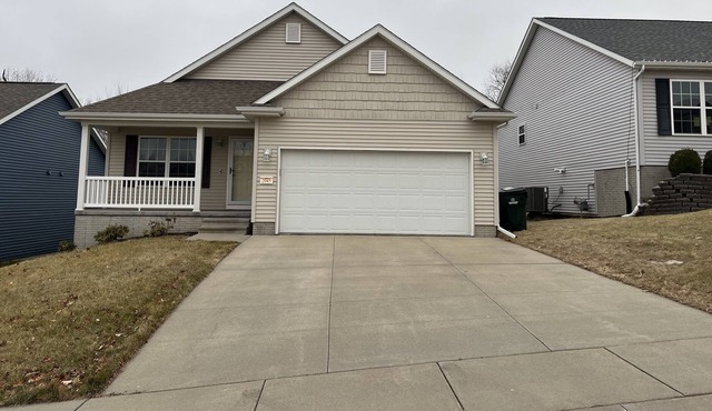 Spacious 2 bedroom 2 bath house . Quiet and friendly neighborhood