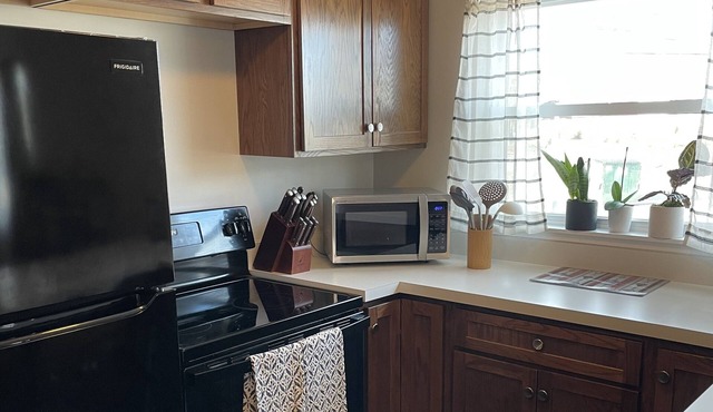 Spacious 2-bedroom apartment in convenient Cross Lanes with WiFi, AC