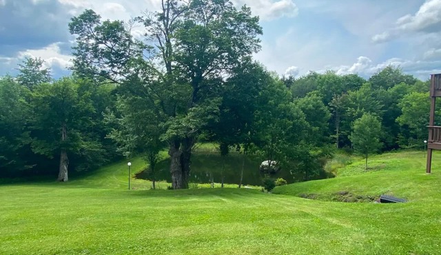 Spacious 2-bedroom condo with mountain views & lots of hiking