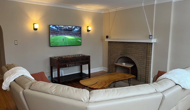 Spacious 2-bedroom apartment in Forest Park