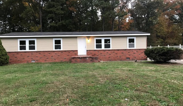 Spacious 2 bedroom duplex located conveniently near Route 50 East and West.