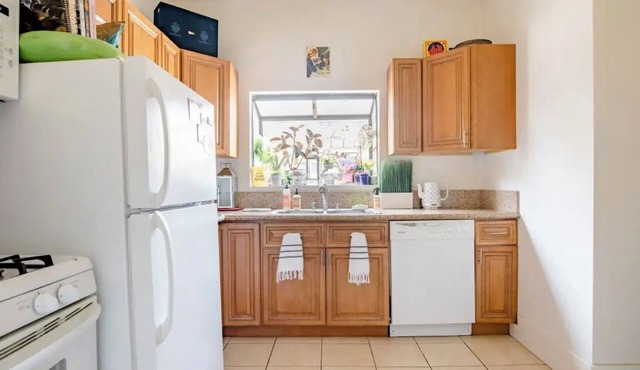 SPACIOUS 2 BEDROOM APARTMENT IN HOT SPOT OF LOS ANGELES. Quiet and Chic