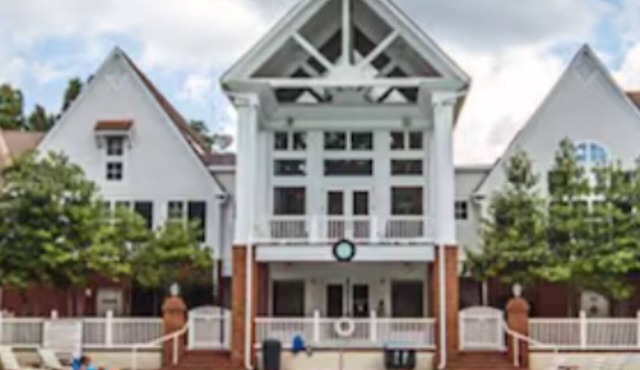 Spacious 2-bedroom townhome in lovely Williamsburg with WiFi, fitness room