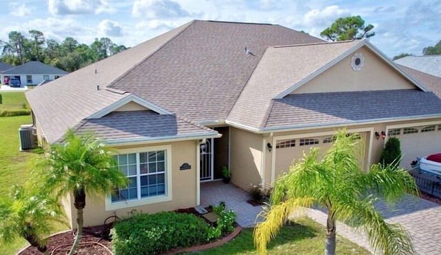 Spacious 2-bedroom villa in Sebring, screened patio, grill, bonus room, sleeps