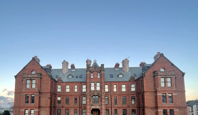 Spacious 2 Bedroom Waterfront Apartment