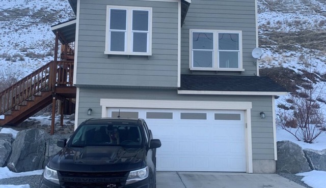 Spacious 2 bedroom w/river view - 5 min to Alta Lake Golf Resort and State Park