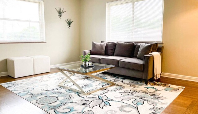 * Spacious 2 bedroom with 2 Tvs*