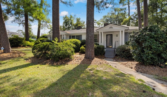 Spacious 2 Bedroom walking distance to shopping and Dining.