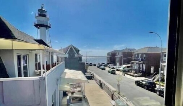 Spacious 2 Bedroom with porch and backyard