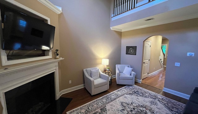 Spacious 2 BR/2.5 BA Townhome, 3 mi from Campus