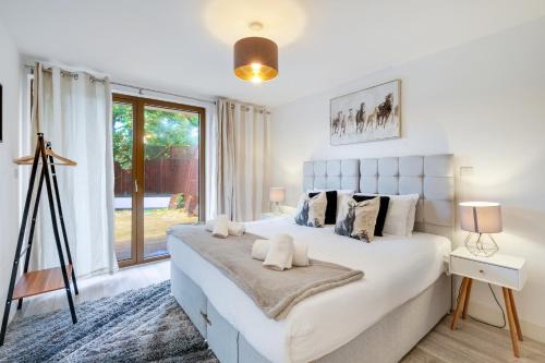 Spacious 2 BR Apartment - 2 Minutes to Station - 10 Minutes to Harry Potter Studios - 30 Minutes to London Euston - Ideal for Families & Business - Free Parking