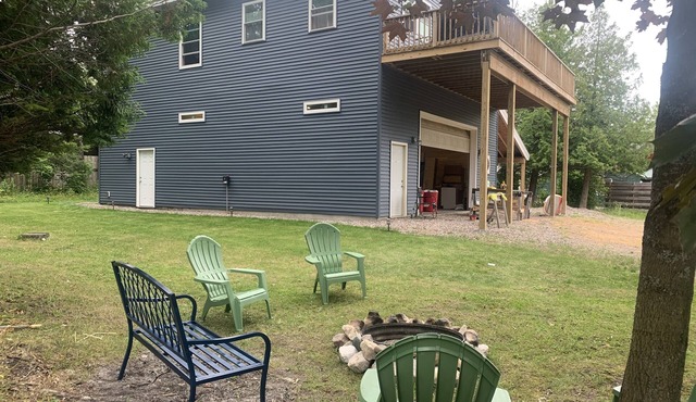 Spacious 2 br cottage with expansive deck, firepit, hammocks, and more!