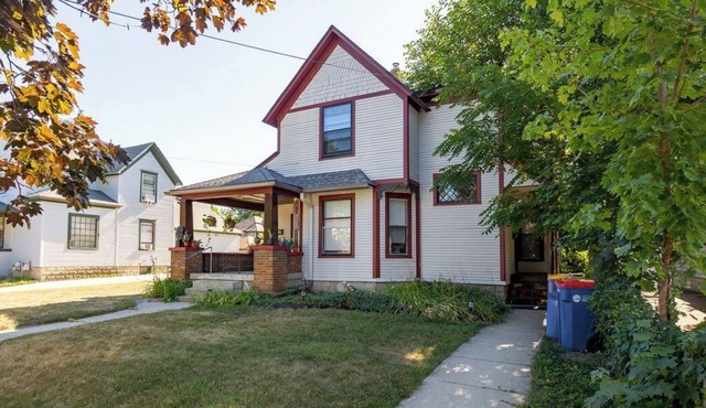 Spacious-2-BR Duplex w/Modern Kitchen and Cozy Outdoor Spaces-Grand Rapids Gem