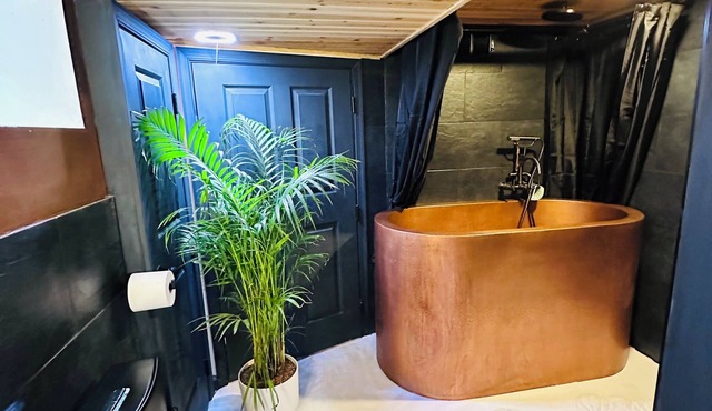 Spacious 2 BR Fairmount-Francisville Flat, Spa Bath, NEW!