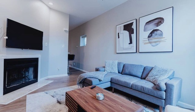 Spacious 2-BR First-Floor Soulard Apt—Desk, Smart-Lock, Free Parking