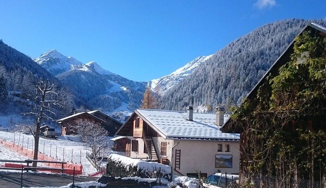 Spacious 2-BR Apartment for 4 in Heart of Arêches - Terrace, Parking & Ski Storage