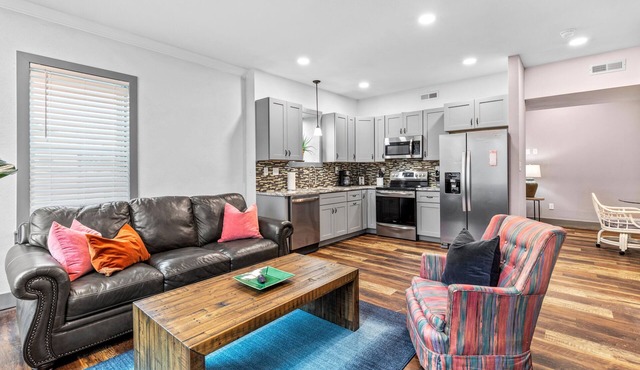 Spacious 2 BR★Sleep 4★Central Location★Parking