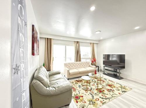 Spacious 2 BR Suite with Parking, Backyard & Desk