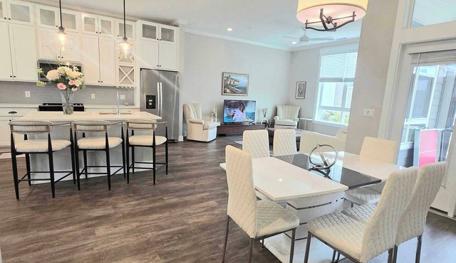 Spacious 2‑BR Townhouse — Pool, Gym & Grills | Prime Ballantyne Location