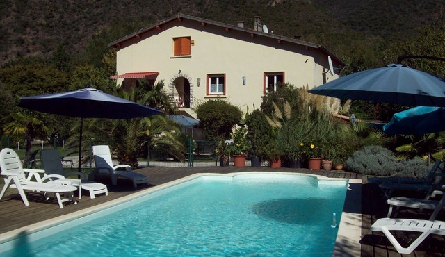 Spacious 2 Bedroom Ground Floor Apartment with shared pool & mountain views