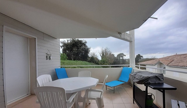 Spacious 2-room apartment with terrace 250 m from the beach