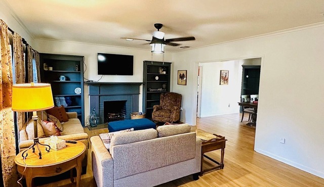 Spacious 2 Master Suites On Live Oak Street