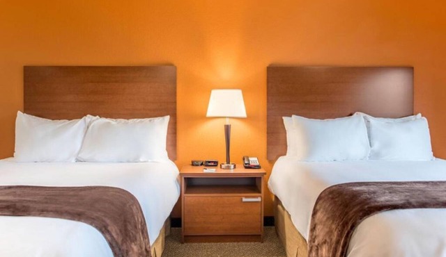 Spacious 2-Queen Bed w/Kitchenette Near Frontier Village & Buffalo Museum