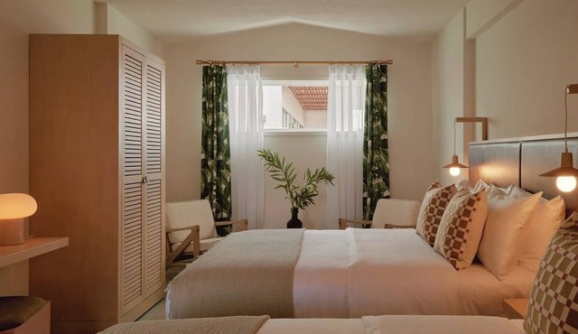 Spacious 2 Queen Room Near Pleasure Pier, Pool + Rooftop Bar Access