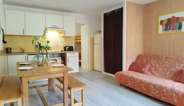 Spacious 2-Room Cabin, 8 Pax - Ski-In/Ski-Out, Near Sports Center, North-West Facing