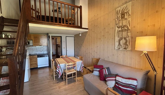 Spacious 2-room apartment with mezzanine 100 m from slopes
