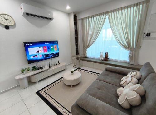 Spacious, 2 Storey Home, Up to 12 Pax, 4 Bedrooms, 4 Bathrooms, 2 Car Park Lots by Star Home