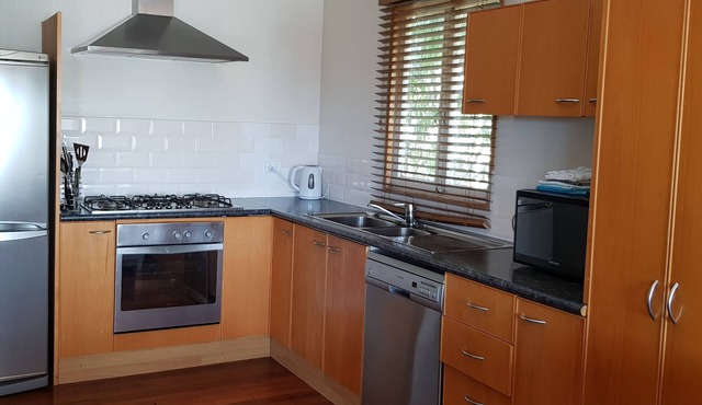 Spacious 2-Storey Home By The Bay: Sleeps 12