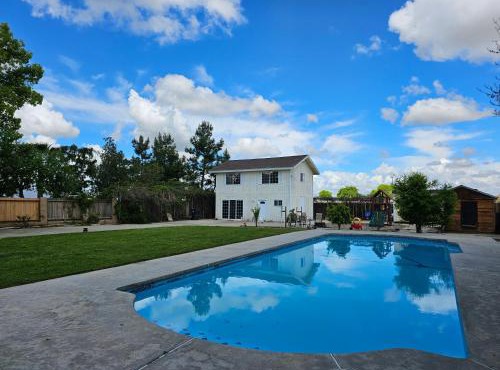 Spacious 2 story 1 bedroom home with pool
