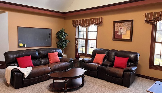 Spacious 2-story, 5-BR house in Titletown area, 1.5 mile to Lambeau