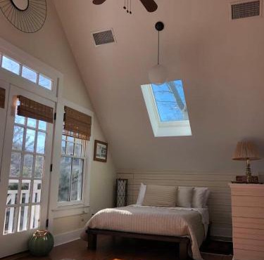 Spacious 2-story Carriage house in Montclair -accessible to MetLife Stadium & NYC
