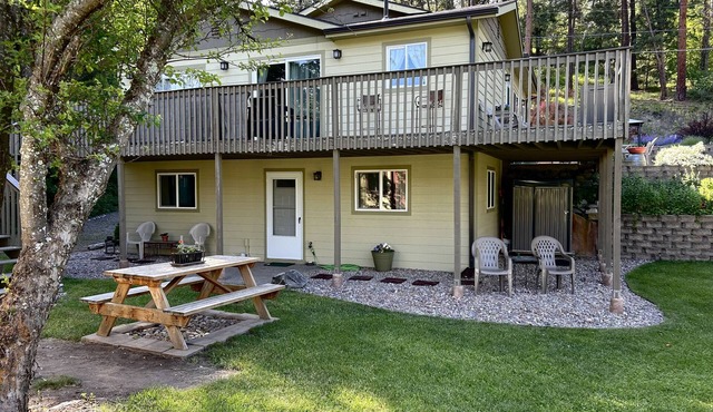 Spacious 2-Story Close to Lake-Marina-Fishing; 2 dogs-A/C-Mountain View