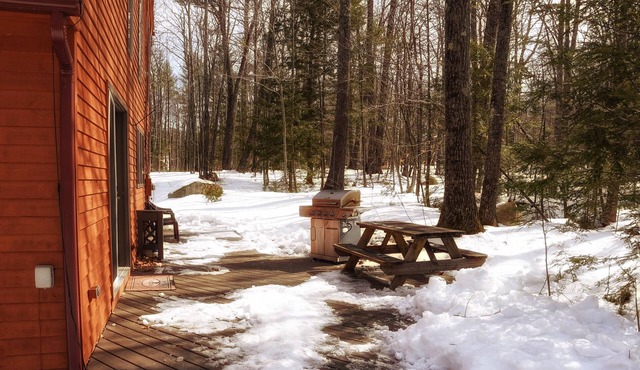 Spacious 2-story home, sleeps 12. Minutes from downtown North Conway